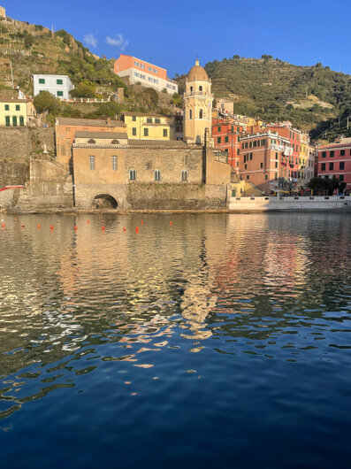 Vernazza, la baia e la Chiesa di S. Margherita di Antiochia